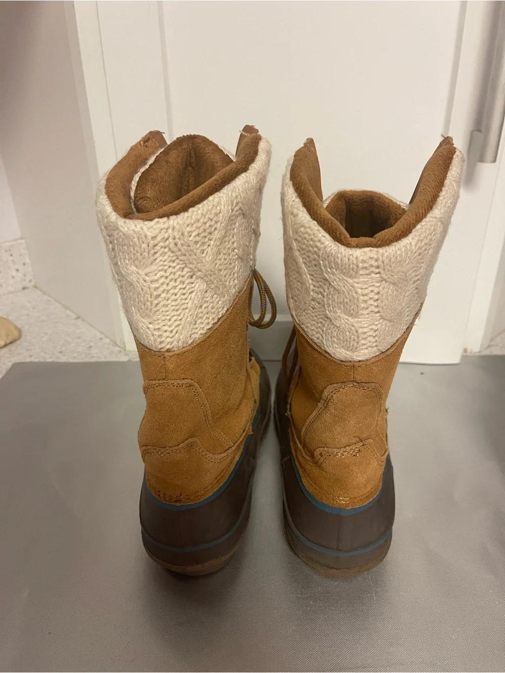KHOMBU Women’s Brown and Tan Waterproof Lace-Up Winter Boots Suede & Rubber Sz 9